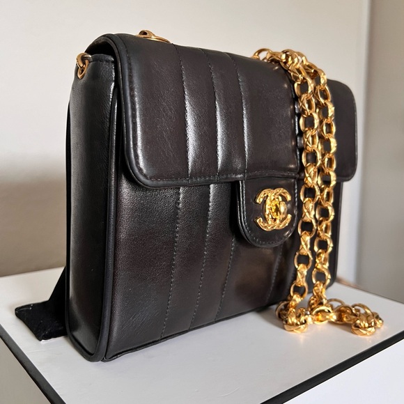 CHANEL Quilted Vertical Lambskin mini - Picture 5 of 15